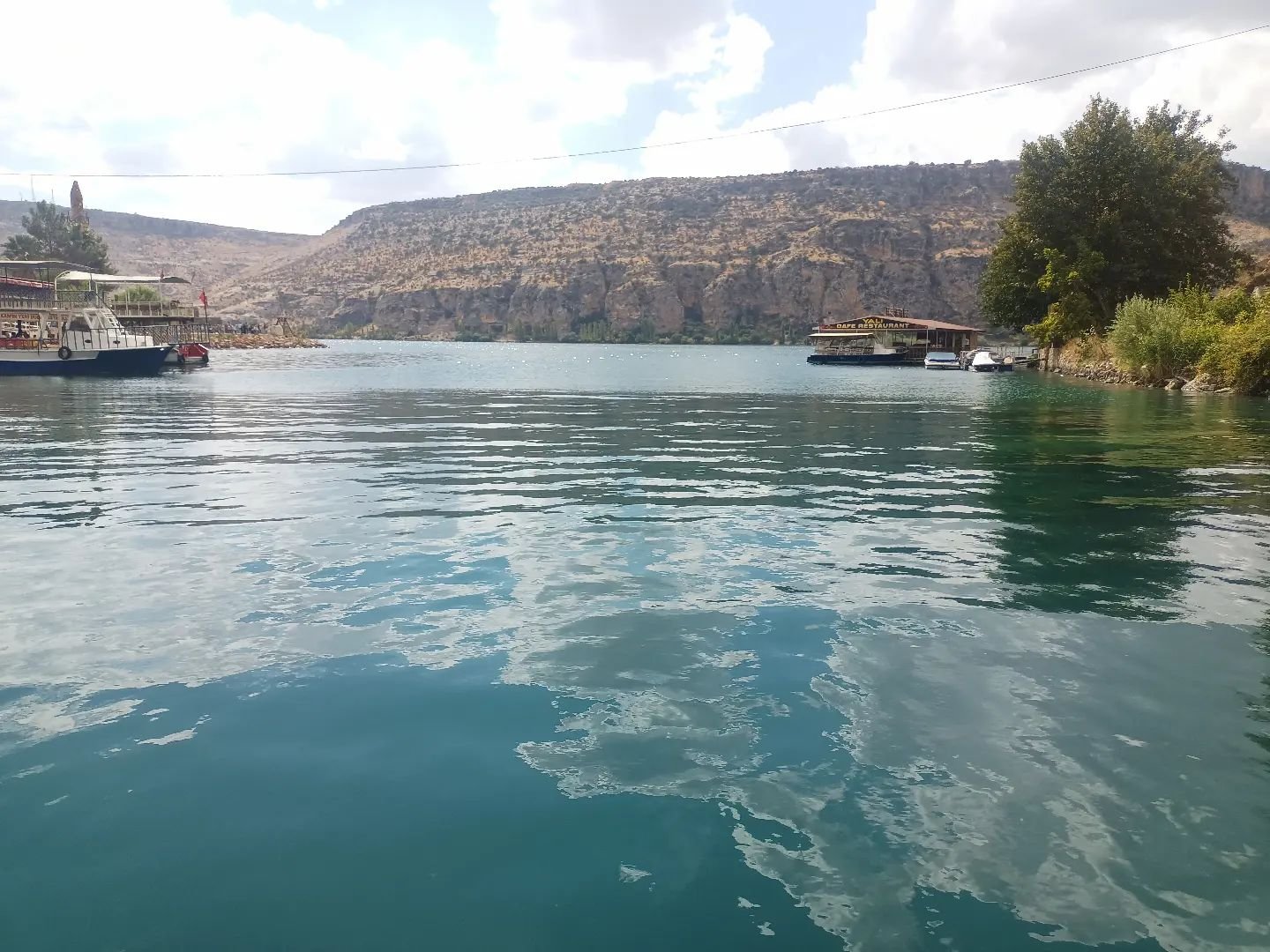 Eve giden yol ise yara izleriyle döşeniyor.